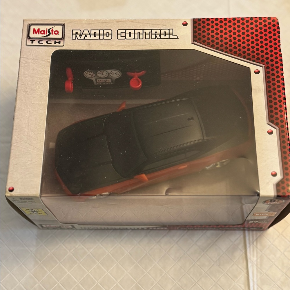 Maisto Tech Radio Control Car - Black and Red